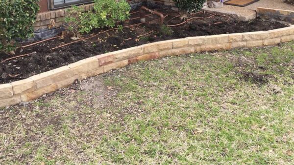 Une bordure de jardin en pierre naturelle: c'est possible - Espace